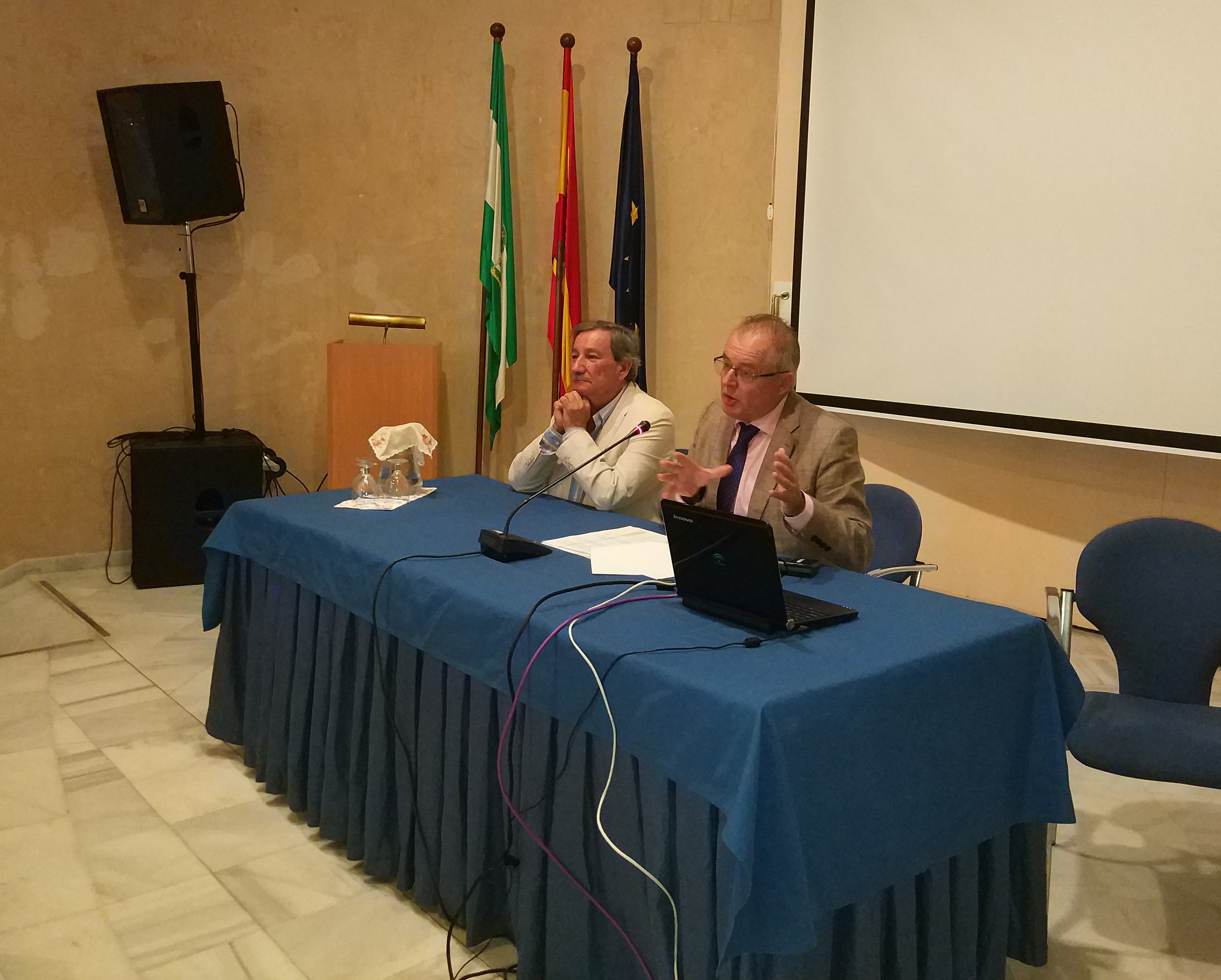 A la derecha de la imagen, el delegado territorial de Huelva, Rafael López, junto a Juan Manuel Espinosa, coordinador de la plataforma. 