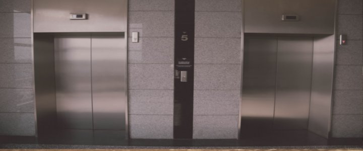 Imagen de un ascensor, utiliza mejor las escaleras.