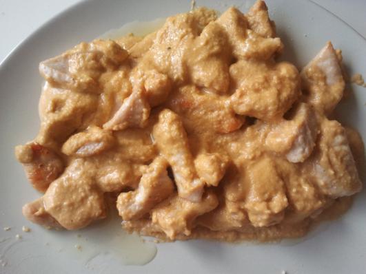 Pollo salsa almendras