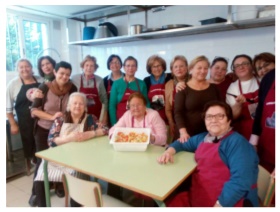 Foto de familia de participantes en taller de cocina popular de Málaga